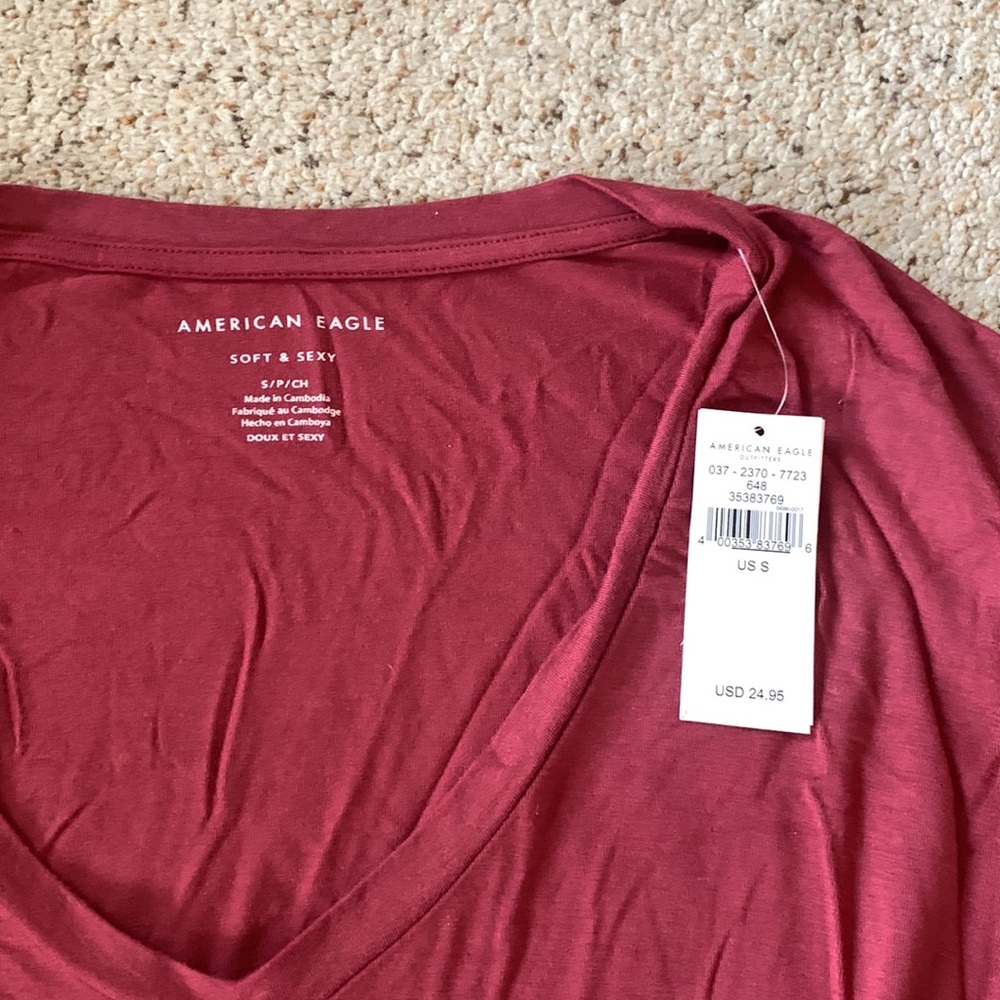 Soft basic wine colored tee - Picture 2 of 3